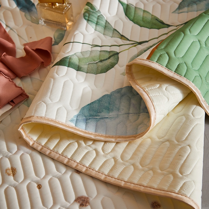 91家纺网 家纺一手货源 找家纺 凡客 2022春夏新款大版数码印花凉感丝乳胶凉席三件套 绿芽