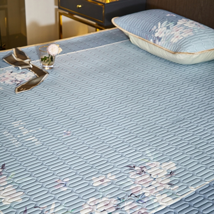 91家纺网 家纺一手货源 找家纺 凡客 2022春夏新款大版数码印花凉感丝乳胶凉席三件套 清风