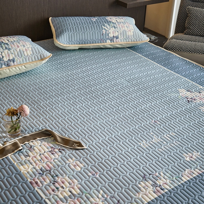 91家纺网 家纺一手货源 找家纺 凡客 2022春夏新款大版数码印花凉感丝乳胶凉席三件套 清风