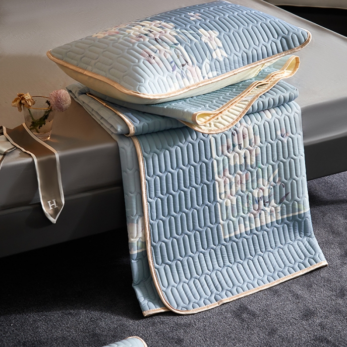 91家纺网 家纺一手货源 找家纺 凡客 2022春夏新款大版数码印花凉感丝乳胶凉席三件套 清风