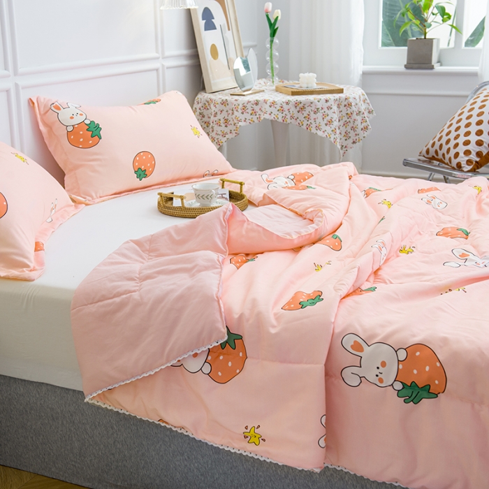 91家纺网 家纺一手货源 找家纺 慕尚 2025新款水洗棉夏被 草莓兔兔