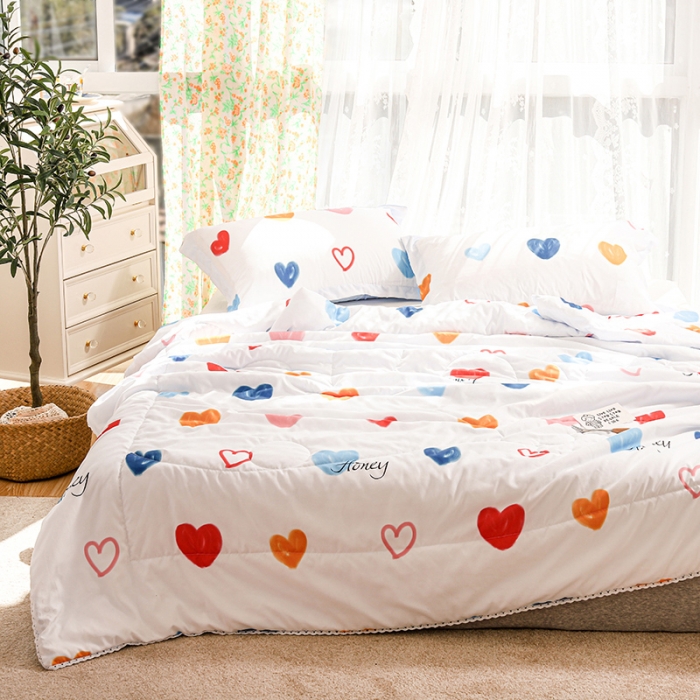 91家纺网 家纺一手货源 找家纺 慕尚 2025新款水洗棉夏被实拍图 彩虹爱心