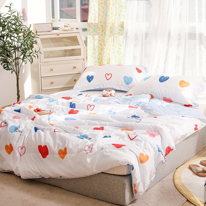 91家纺网 家纺一手货源 找家纺 慕尚 2025新款水洗棉夏被实拍图 彩虹爱心