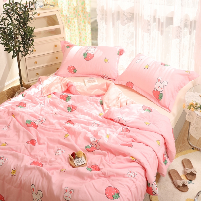 91家纺网 家纺一手货源 找家纺 慕尚 2025新款水洗棉夏被实拍图 草莓兔兔