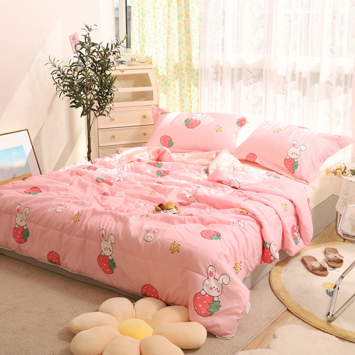 91家纺网 家纺一手货源 找家纺 慕尚 2025新款水洗棉夏被实拍图 草莓兔兔