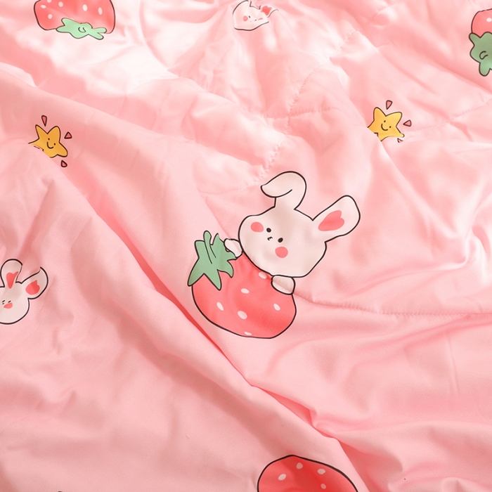 91家纺网 家纺一手货源 找家纺 慕尚 2025新款水洗棉夏被实拍图 草莓兔兔