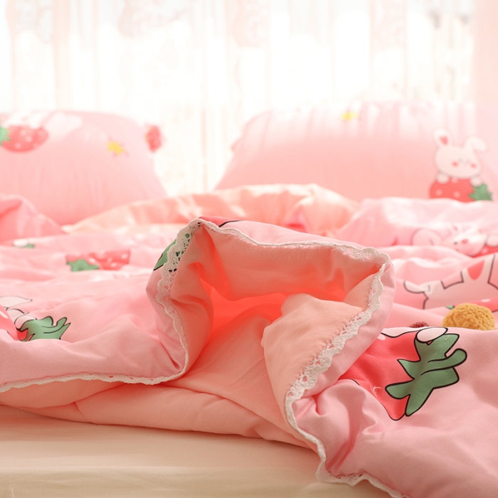 91家纺网 家纺一手货源 找家纺 慕尚 2025新款水洗棉夏被实拍图 草莓兔兔