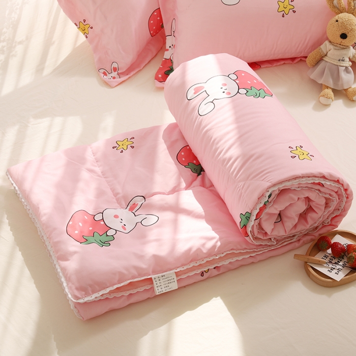 91家纺网 家纺一手货源 找家纺 慕尚 2025新款水洗棉夏被实拍图 草莓兔兔