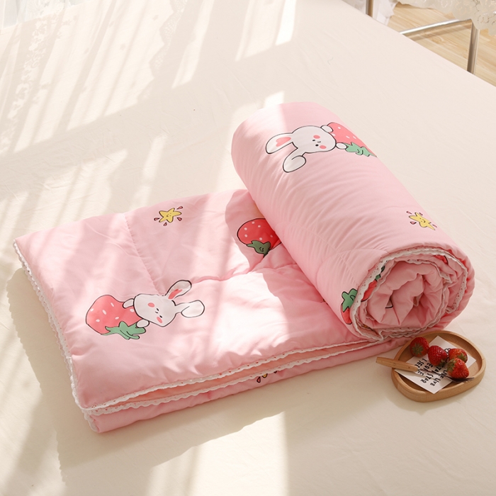 91家纺网 家纺一手货源 找家纺 慕尚 2025新款水洗棉夏被实拍图 草莓兔兔