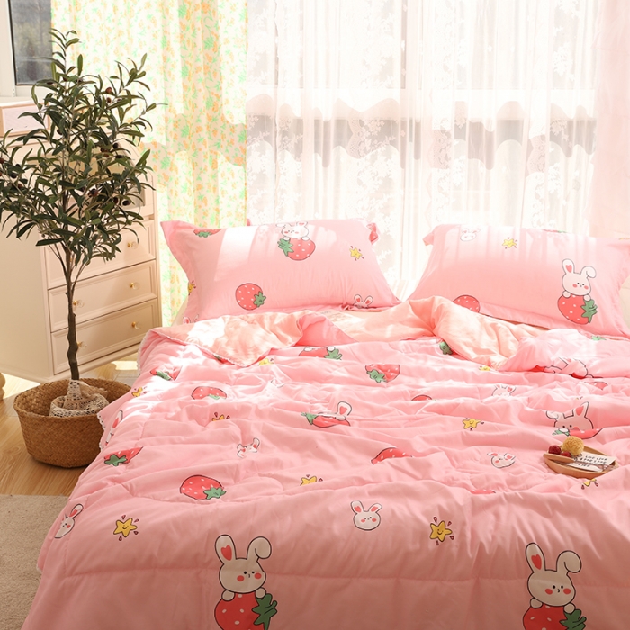 91家纺网 家纺一手货源 找家纺 慕尚 2025新款水洗棉夏被实拍图 草莓兔兔