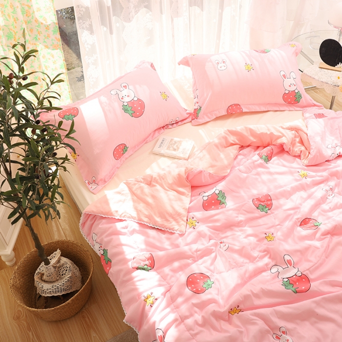 91家纺网 家纺一手货源 找家纺 慕尚 2025新款水洗棉夏被实拍图 草莓兔兔