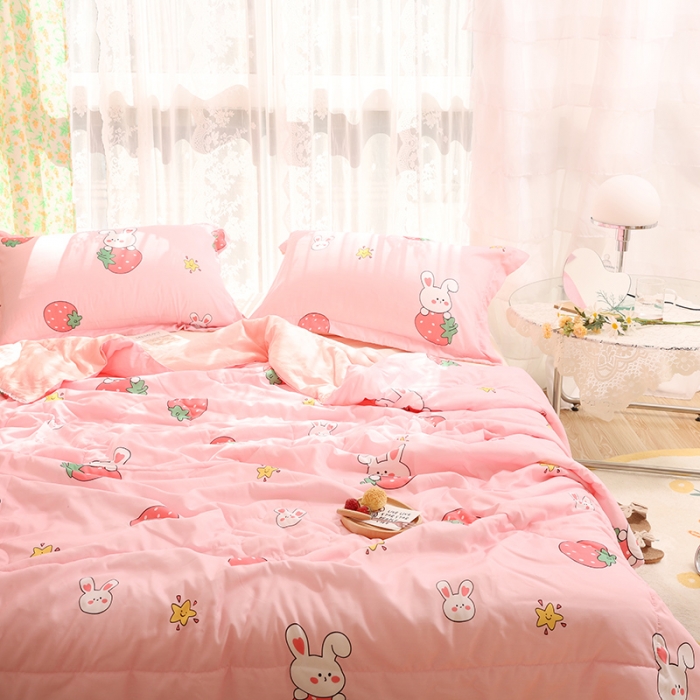 91家纺网 家纺一手货源 找家纺 慕尚 2025新款水洗棉夏被实拍图 草莓兔兔