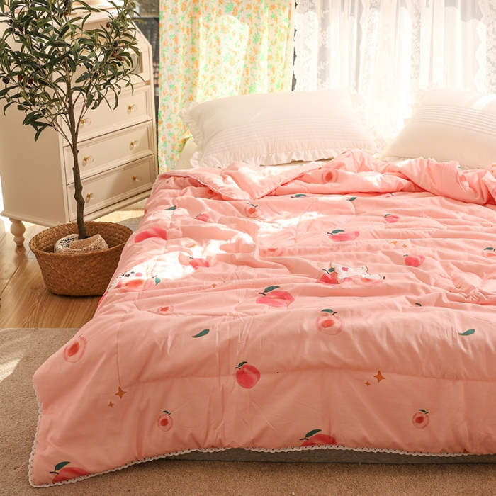 91家纺网 家纺一手货源 找家纺 慕尚 2025新款水洗棉夏被实拍图 蜜桃小熊