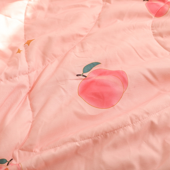 91家纺网 家纺一手货源 找家纺 慕尚 2025新款水洗棉夏被实拍图 蜜桃小熊