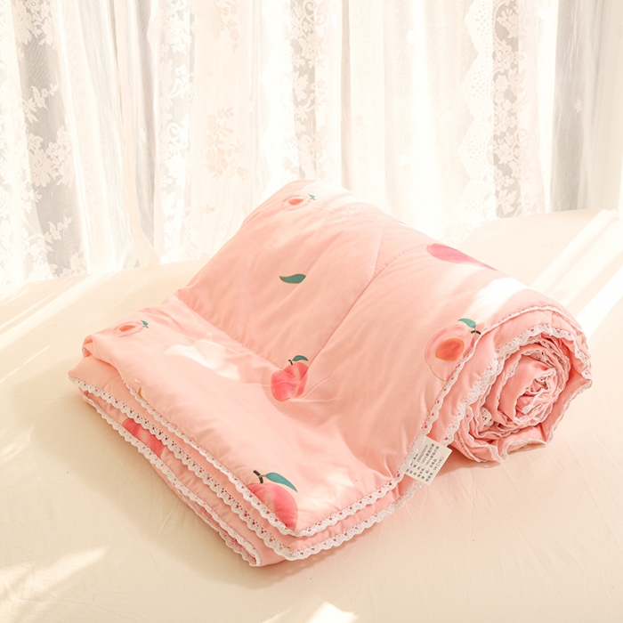 91家纺网 家纺一手货源 找家纺 慕尚 2025新款水洗棉夏被实拍图 蜜桃小熊