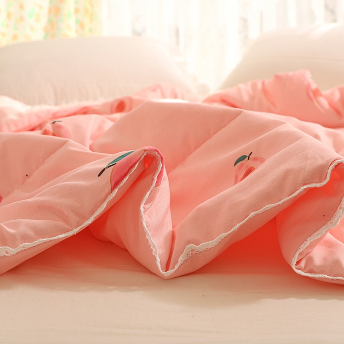 91家纺网 家纺一手货源 找家纺 慕尚 2025新款水洗棉夏被实拍图 蜜桃小熊