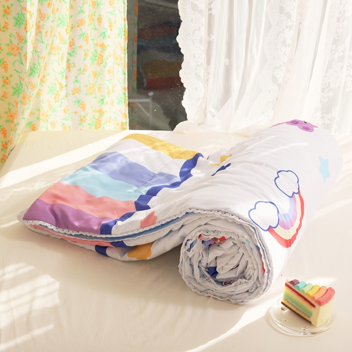 91家纺网 家纺一手货源 找家纺 慕尚 2025新款水洗棉夏被实拍图 彩虹熊