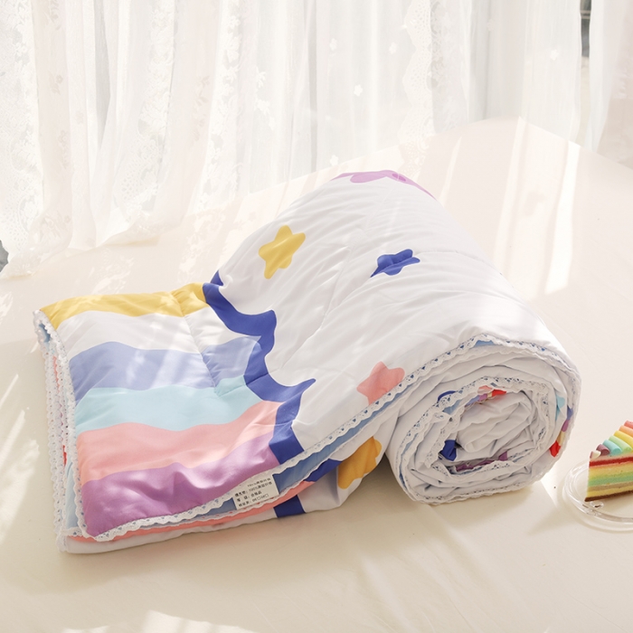 91家纺网 家纺一手货源 找家纺 慕尚 2025新款水洗棉夏被实拍图 彩虹熊