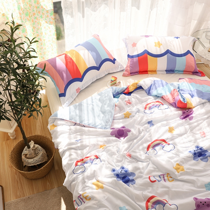 91家纺网 家纺一手货源 找家纺 慕尚 2025新款水洗棉夏被实拍图 彩虹熊