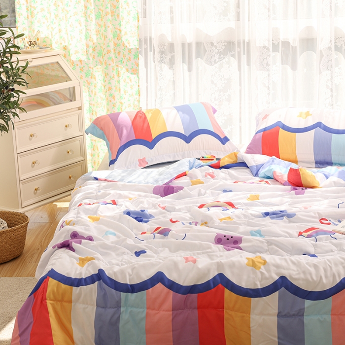 91家纺网 家纺一手货源 找家纺 慕尚 2025新款水洗棉夏被实拍图 彩虹熊