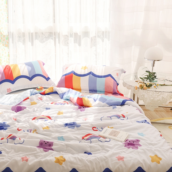 91家纺网 家纺一手货源 找家纺 慕尚 2025新款水洗棉夏被实拍图 彩虹熊