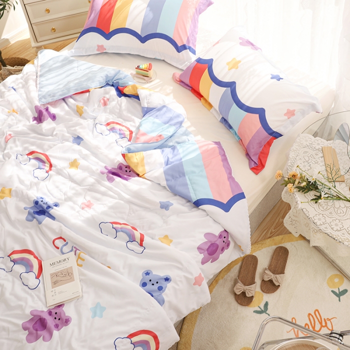 91家纺网 家纺一手货源 找家纺 慕尚 2025新款水洗棉夏被实拍图 彩虹熊