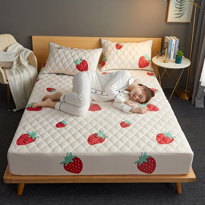 91家纺网 家纺一手货源 找家纺 花言狐语 2025新款水洗棉防水隔尿夹棉床笠 甜心草莓