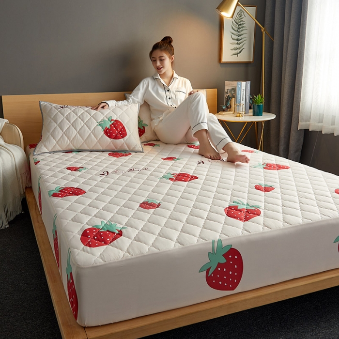 91家纺网 家纺一手货源 找家纺 花言狐语 2025新款水洗棉防水隔尿夹棉床笠 甜心草莓