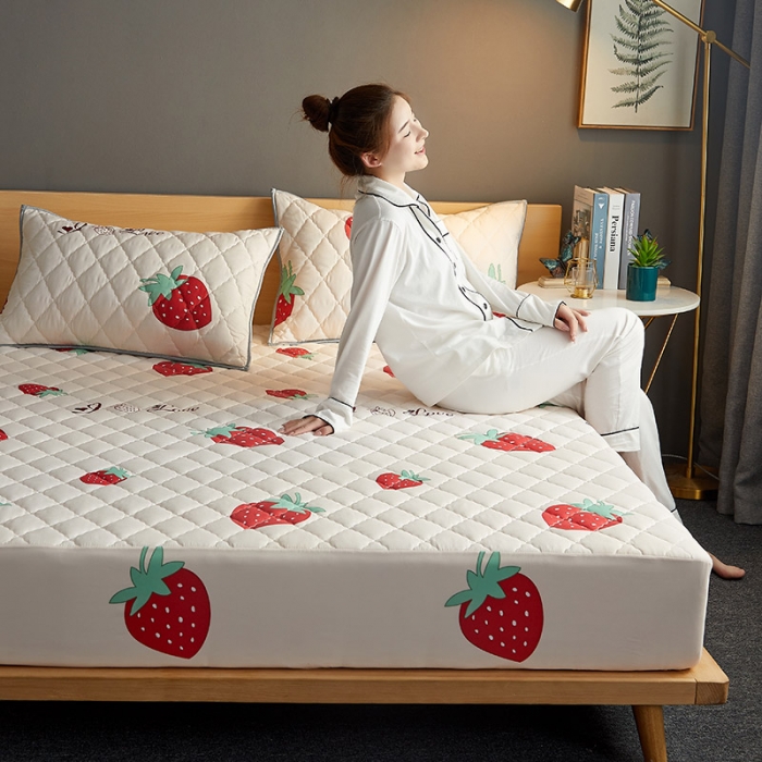 91家纺网 家纺一手货源 找家纺 花言狐语 2025新款水洗棉防水隔尿夹棉床笠 甜心草莓