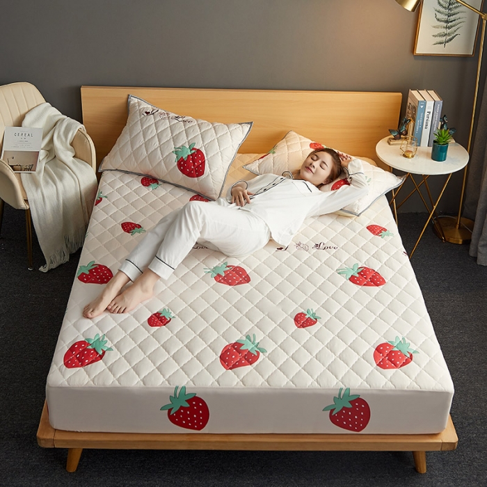 91家纺网 家纺一手货源 找家纺 花言狐语 2025新款水洗棉防水隔尿夹棉床笠 甜心草莓