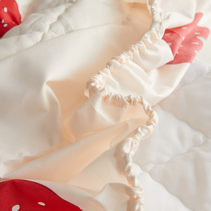 91家纺网 家纺一手货源 找家纺 花言狐语 2025新款水洗棉防水隔尿夹棉床笠 甜心草莓