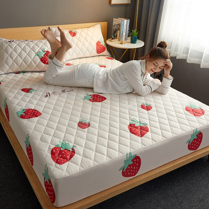 91家纺网 家纺一手货源 找家纺 花言狐语 2025新款水洗棉防水隔尿夹棉床笠 甜心草莓