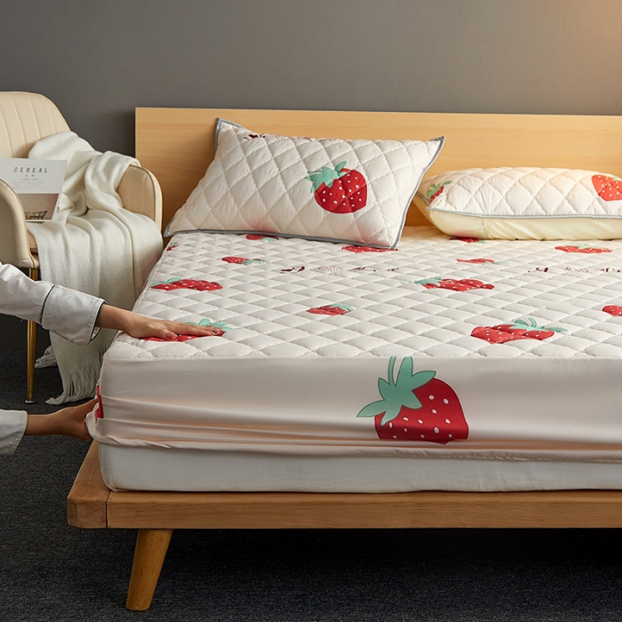 91家纺网 家纺一手货源 找家纺 花言狐语 2025新款水洗棉防水隔尿夹棉床笠 甜心草莓