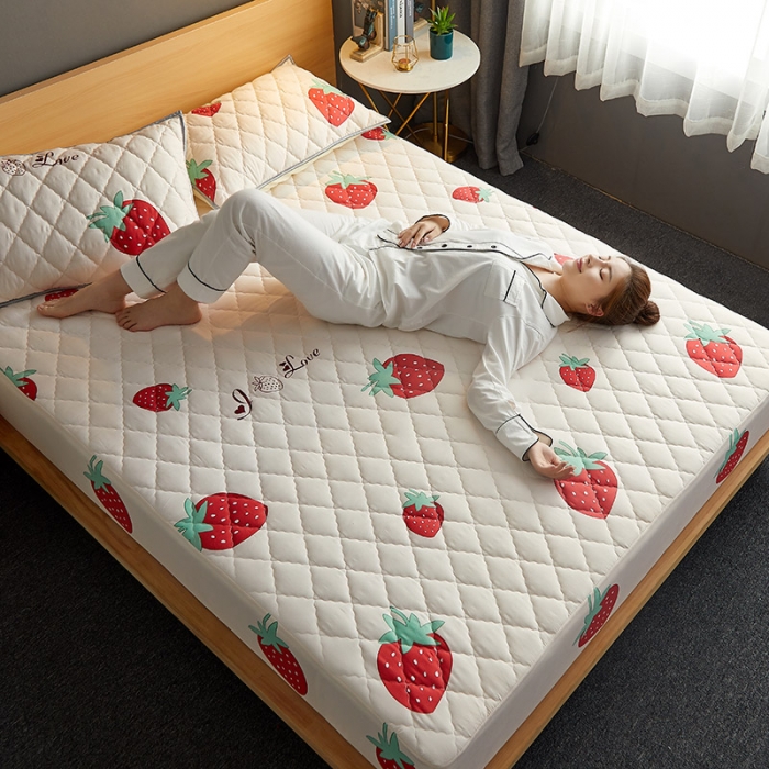 91家纺网 家纺一手货源 找家纺 花言狐语 2025新款水洗棉防水隔尿夹棉床笠 甜心草莓