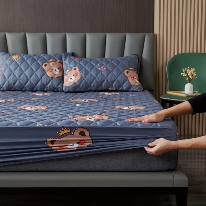 91家纺网 家纺一手货源 找家纺 花言狐语 2025新款水洗棉防水隔尿夹棉床笠 可爱小熊-灰