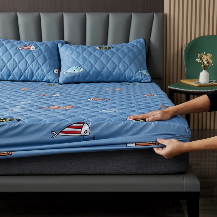 91家纺网 家纺一手货源 找家纺 花言狐语 2025新款水洗棉防水隔尿夹棉床笠 七彩小鱼