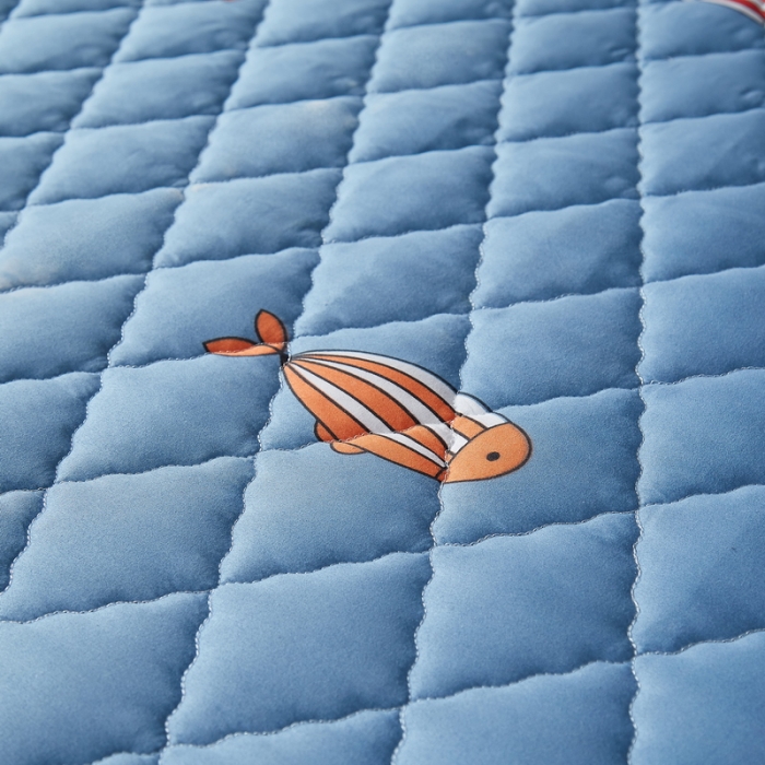 91家纺网 家纺一手货源 找家纺 花言狐语 2025新款水洗棉防水隔尿夹棉床笠 七彩小鱼