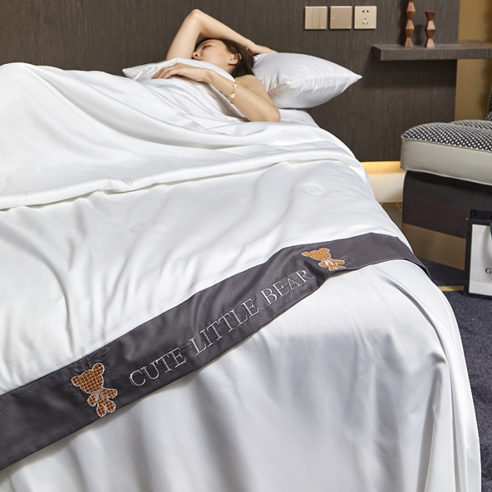 91家纺网 家纺一手货源 找家纺 凡客 2021春夏新款水洗真丝绣花夏被亲肤舒适被子 白色