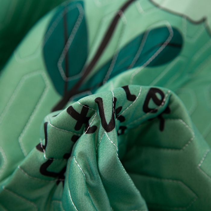 91家纺网 家纺一手货源 找家纺 纽缦家纺 2021新款凉感丝乳胶凉席可拆卸床裙款三件套 绿野仙踪墨绿