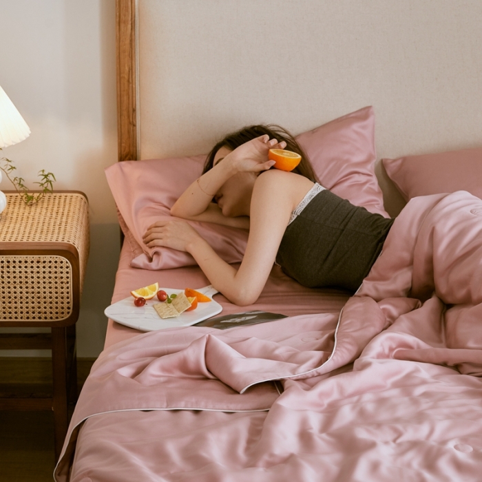 91家纺网 家纺一手货源 找家纺 涞澳家纺 2021新款60天丝纯色夏被四件套 梦幻粉