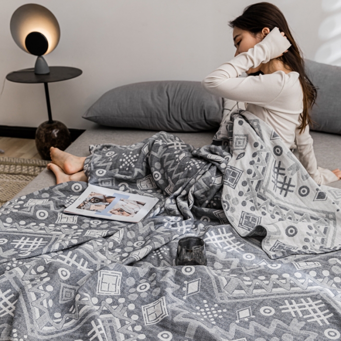 91家纺网 家纺一手货源 找家纺 朴尔 2021新款主推三层水洗棉纱布毛巾被远古图腾-灰