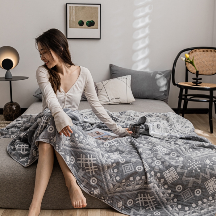 91家纺网 家纺一手货源 找家纺 朴尔 2021新款主推三层水洗棉纱布毛巾被远古图腾-灰