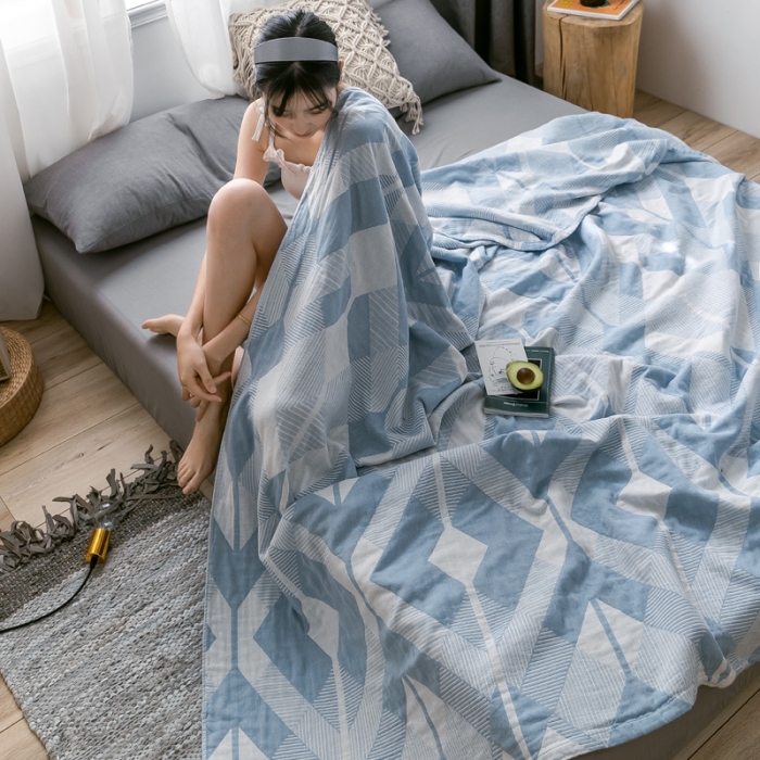 91家纺网 家纺一手货源 找家纺 朴尔 2021爆款三层水洗棉全棉纱布毛巾被 几何体-冰蓝