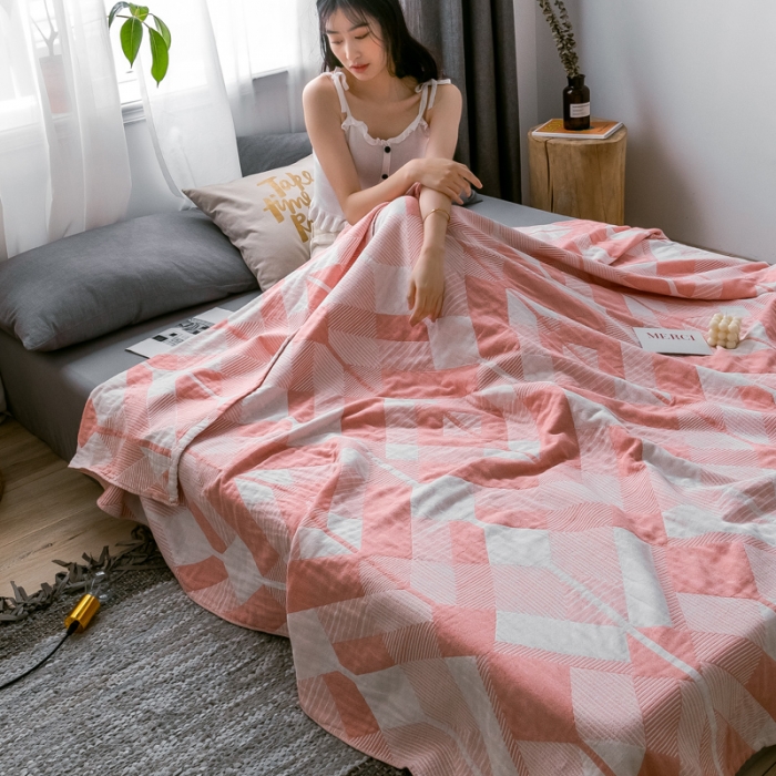 91家纺网 家纺一手货源 找家纺 朴尔 2021爆款三层水洗棉全棉纱布毛巾被 几何体-粉