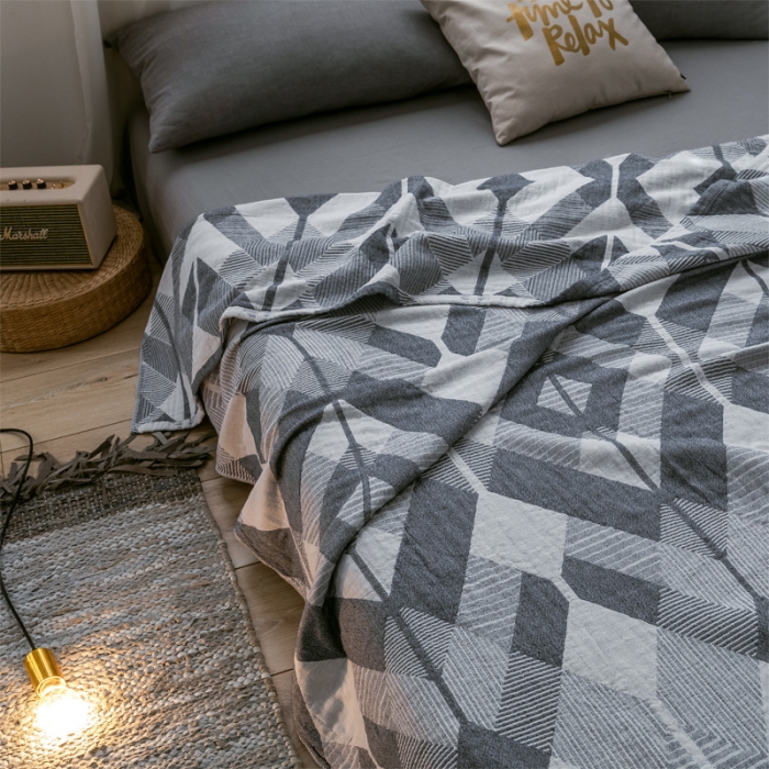 91家纺网 家纺一手货源 找家纺 朴尔 2021爆款三层水洗棉全棉纱布毛巾被 几何体-灰