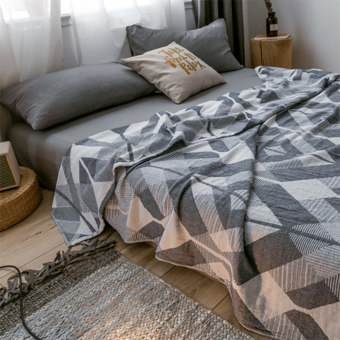 91家纺网 家纺一手货源 找家纺 朴尔 2021爆款三层水洗棉全棉纱布毛巾被 几何体-灰