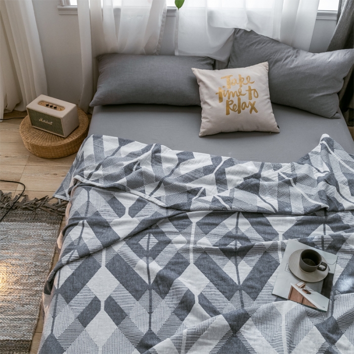 91家纺网 家纺一手货源 找家纺 朴尔 2021爆款三层水洗棉全棉纱布毛巾被 几何体-灰