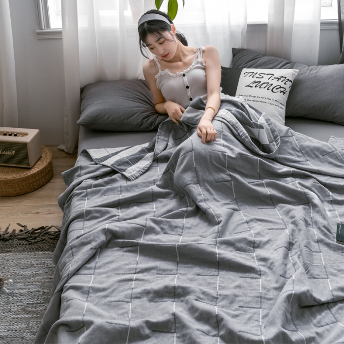 91家纺网 家纺一手货源 找家纺 朴尔 2021爆款三层水洗棉全棉纱布毛巾被 简约线条-灰