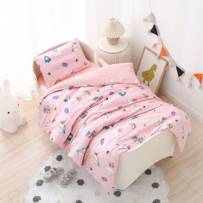 91家纺网 家纺一手货源 找家纺 鱼宝 2021新款60贡缎长绒棉婴童多件套 城堡乐园