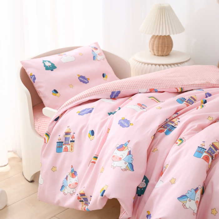 91家纺网 家纺一手货源 找家纺 鱼宝 2021新款60贡缎长绒棉婴童多件套 城堡乐园